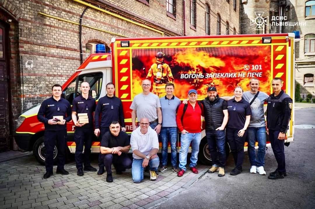 Благодійники з Німеччини передали українським надзвичайникам і медикам спецавтомобілі та медобладнання