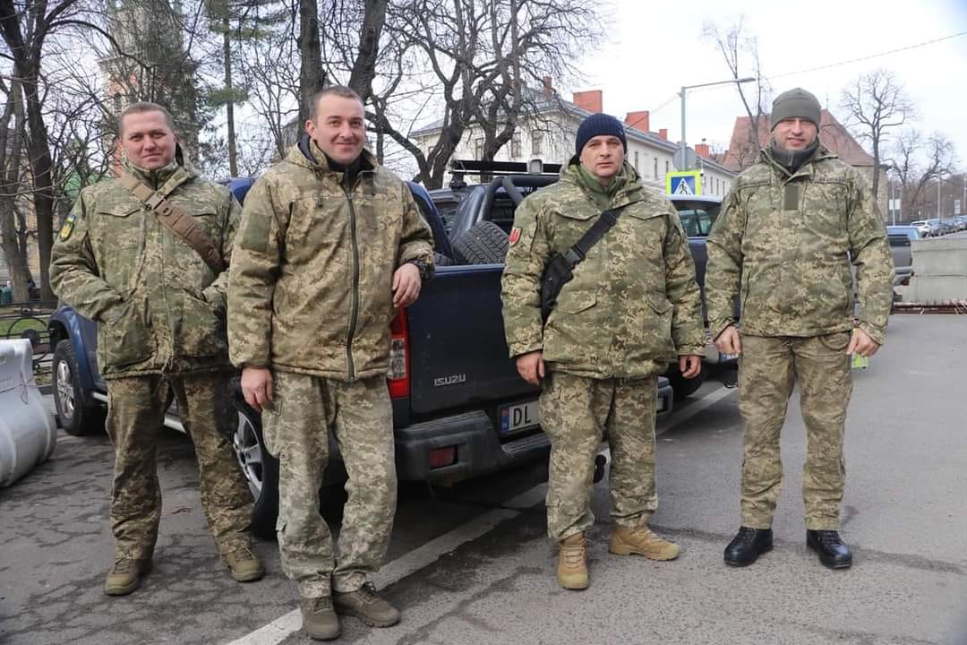 Зенітники отримали 10 сучасних пікапів для захисту неба