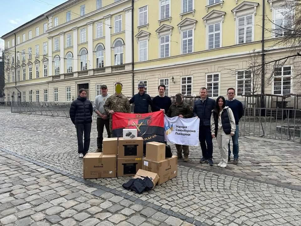 Партнери з Данії передали ЗСУ пікапи, квадрокоптери і зарядні станції