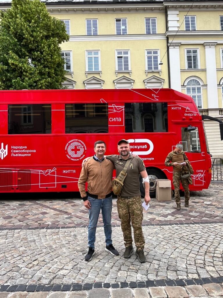 З нагоди Дня донора біля Ратуші працювала мобільна станція забору крові