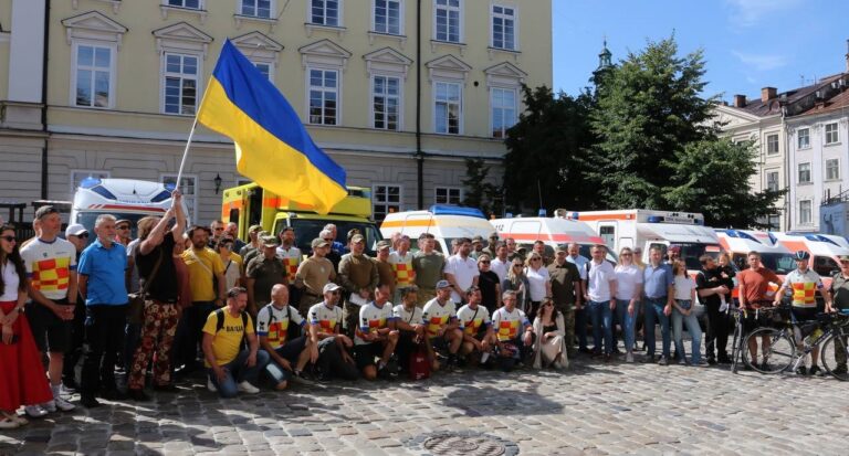 Велоконвой з Німеччини передав Україні 14 автомобілів швидкої медичної допомоги