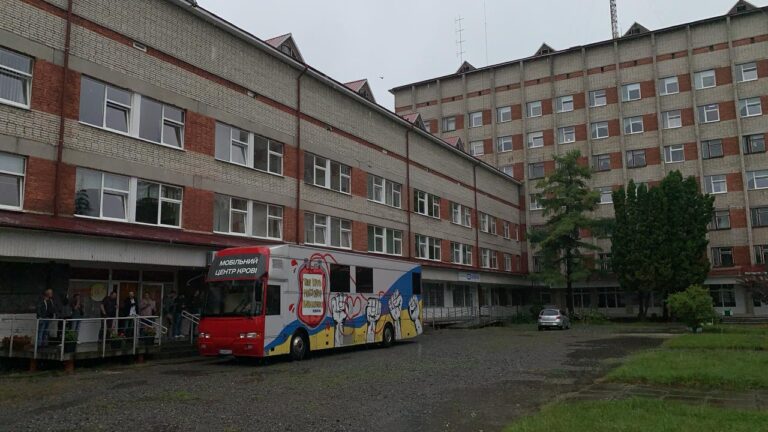 50 донорів здали кров біля 2-ї міської поліклініки у межах ініціативи «Твоя кров. Моє життя. Наша перемога»
