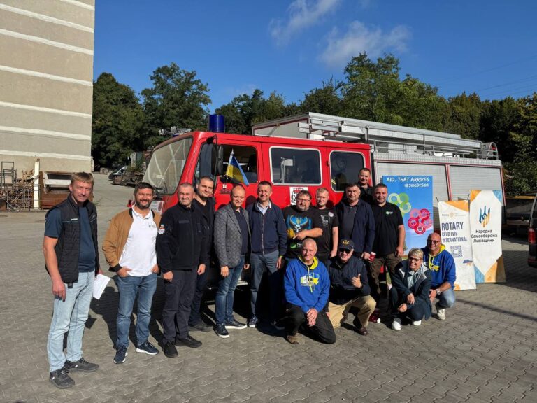 Допомога від Freunde helfen Konvoi: пожежні автомобілі – прифронтовим громадам, трейлер – військовим