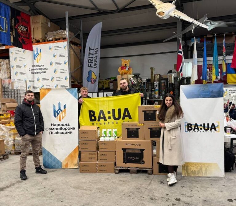 Партнери з Німеччини передали українським військовим зарядні станції та ліхтарики