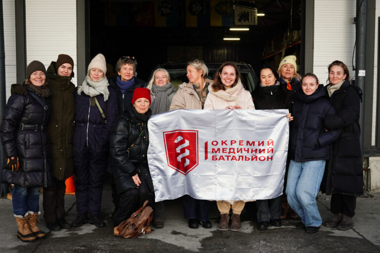 Волонтерки з Данії передали військовим 6 автомобілів та техніку для фронту