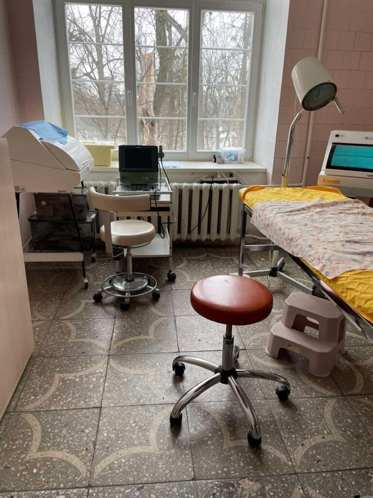 Німецький фонд передав гуманітарну допомогу лікарні «Охматдит» і ліцею №28