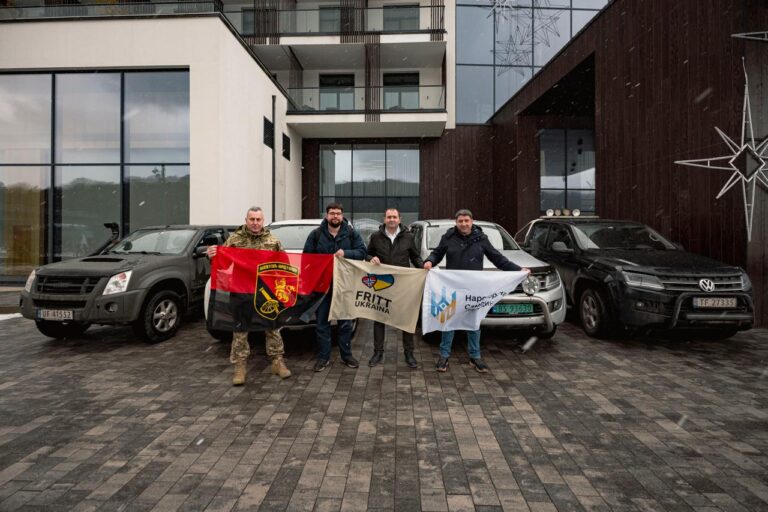 4 пікапи та 3 повнопривідні буси – для 45-ї окремої артилерійської бригади ЗСУ